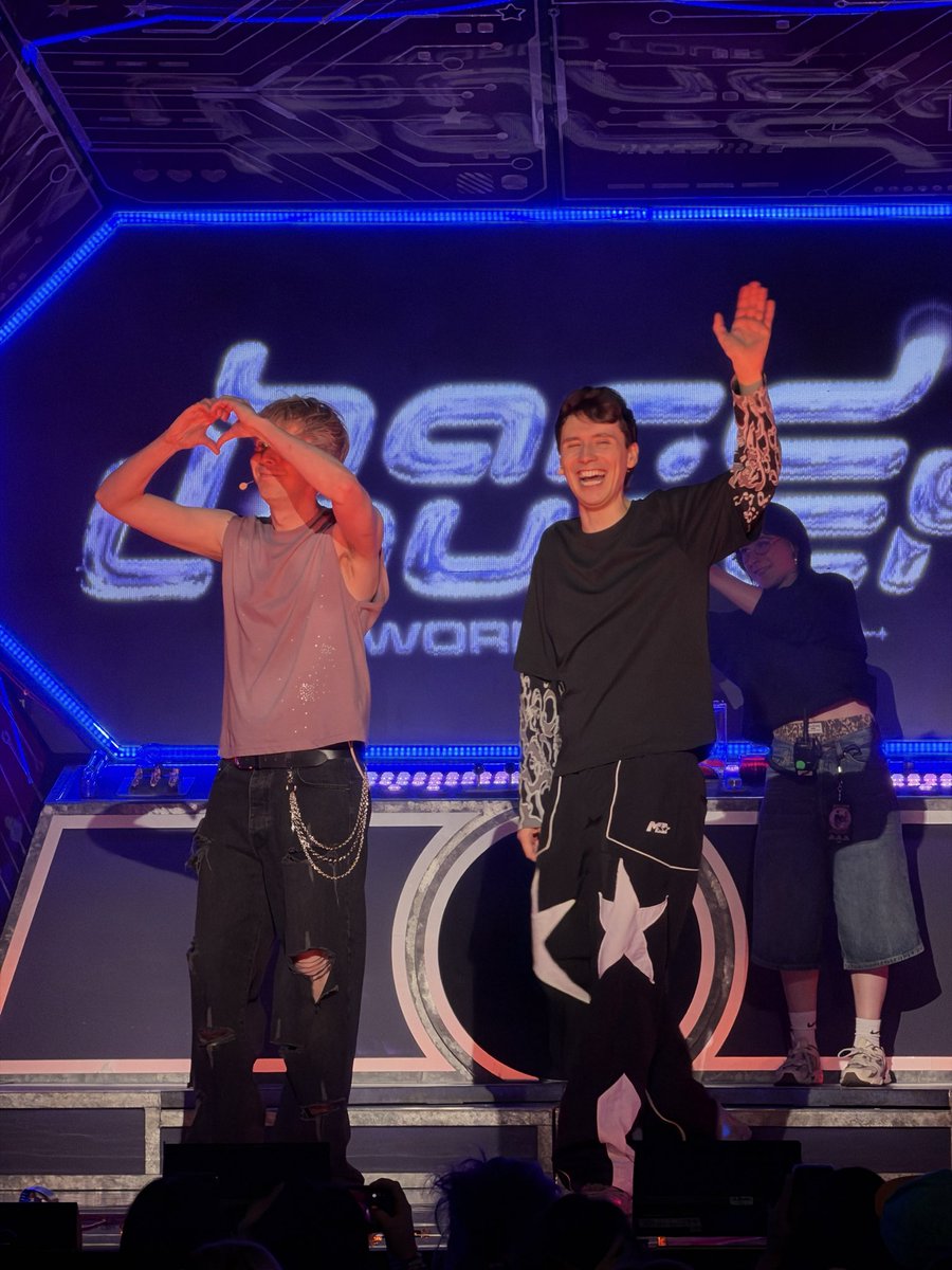 yeehaw_howell's tweet photo. Finally got to see dip and pip irl 🥹💙💜🚀 An amazing show tonight in Dallas! How am I supposed to go back to normal life now? 😭 #hardlaunchtour @danielhowell @AmazingPhil https://t.co/JMSUrpaFOP