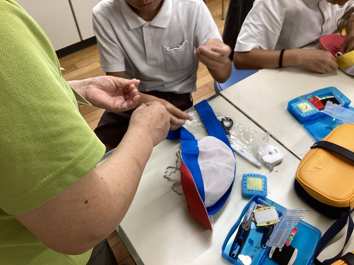 k_oshimi_e's tweet photo. 9.17授業支援ボランティア（5年 家庭科）
5年生の家庭科学習で、運動会のはちまきを赤白帽子に縫い付けました。
担任教員だけではなく、地域支援ボランティアの方々が大勢学校へお越しくださり子どもたちに支援を行っていただきました。 https://t.co/3mQDOjCk7M