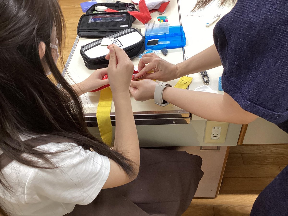 k_oshimi_e's tweet photo. 9.17授業支援ボランティア（5年 家庭科）
5年生の家庭科学習で、運動会のはちまきを赤白帽子に縫い付けました。
担任教員だけではなく、地域支援ボランティアの方々が大勢学校へお越しくださり子どもたちに支援を行っていただきました。 https://t.co/3mQDOjCk7M