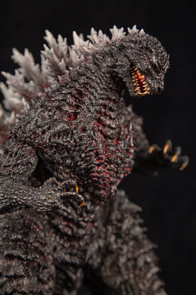 PandaZ684's tweet photo. ゴジラを再設計する時、正面は黒焦げの感じで、燃えた破片が背びれの放射と一緒に空気中に落ちていき、全体的に膨大な量の灰に包まれた燃焼物が建物に近づいていく感じで、映画の中でゴジラが上陸するたびに感じる感じなので、働作も定番の上陸造形を選びました。
w2-l3-07です
#ゴジラ https://t.co/9w56AQoRgF