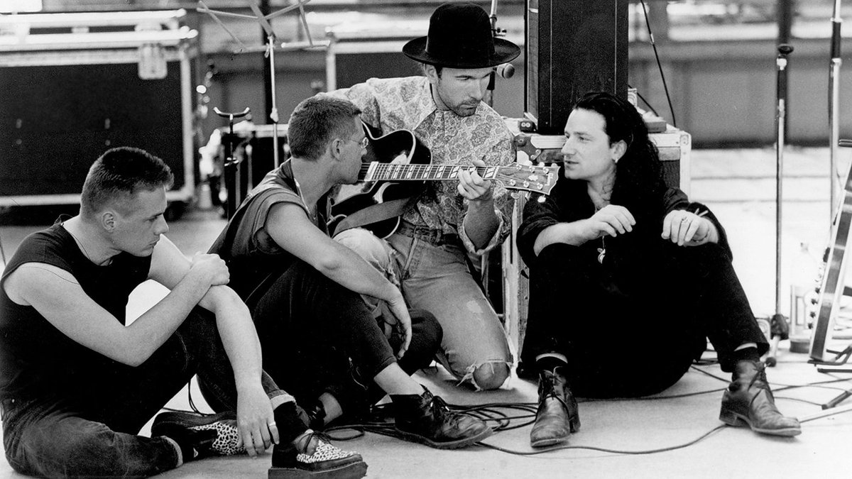rollingstonejp's tweet photo. 【結成50周年】𝗨𝟮
U2の名曲ベスト50選
🔗https://t.co/dYKeLaSqmp

━━━━━━━━━━━━━━━━

1976年9月25日、ラリー・マレン・ジュニアの自宅のキッチンに4人が集まり、初めて一緒に演奏してから今日で50年。

「Sunday Bloody Sunday」「New Year’s Day」「With or Without You」「Beautiful Day」──時代ごとに姿を変えながら、数々の名曲を生み出してきたU2の歩みを振り返る。

💿9年ぶりのニューアルバム『Carnaval de Luz』11月13日リリース

#U2 @U2 @UNIVERSAL_USMI