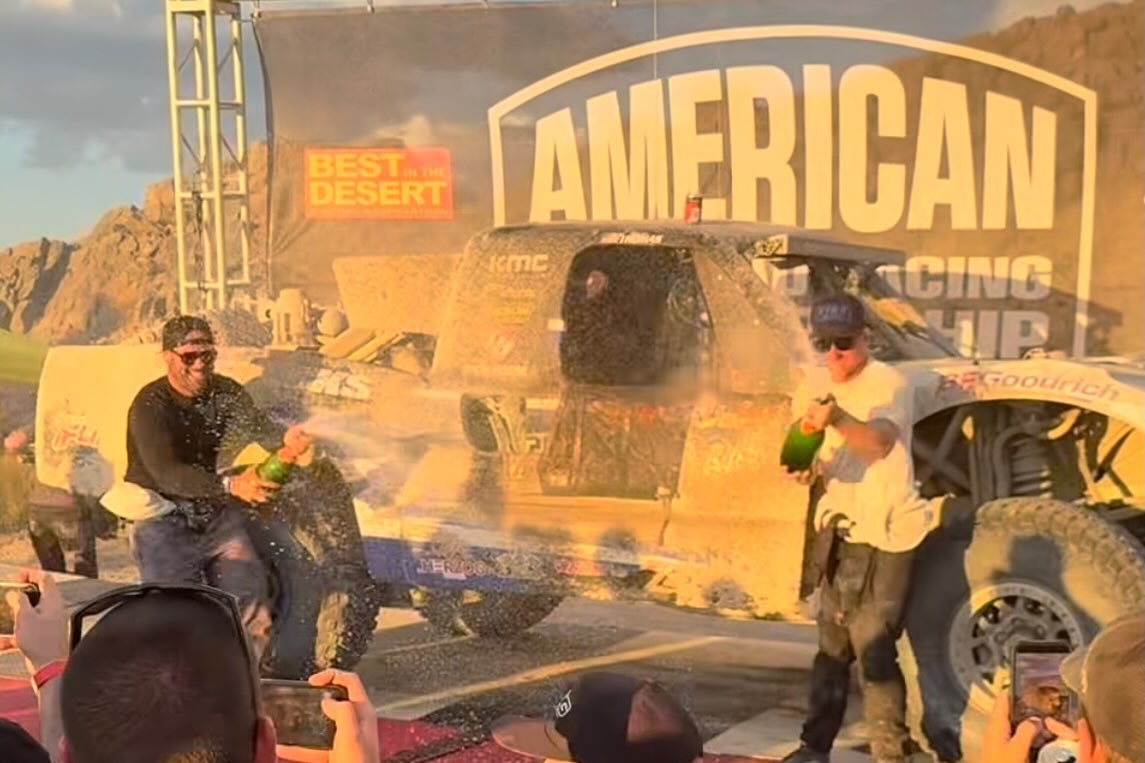 AlinRosas's tweet photo. Mitch Guthrie’s Ford Raptor T1+ and Brian Baragwanath’s Century beat the 4WD Unlimited Trucks, while Brock Heger’s Polaris topped the Spec trucks. Eric Hardin’s 2WD truck beat everyone to win Vegas to Reno. https://t.co/q9OuK8fXKl