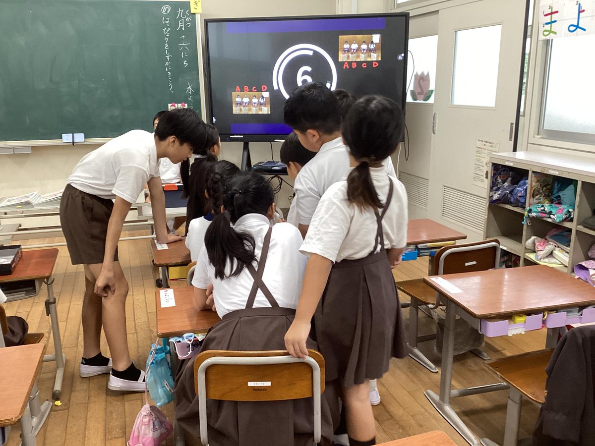 k_oshimi_e's tweet photo. 9.16忍海っ子集会（だれがほんもの？ゲーム）
集会委員会VS全校で、「だれがほんもの？ゲーム」を行いました！！集会委員の3～5人が同じことをします。しかし、本当にしているのは一人だけ！他の人は、本当にしているように演技しています。 https://t.co/jQk2jNFs4f