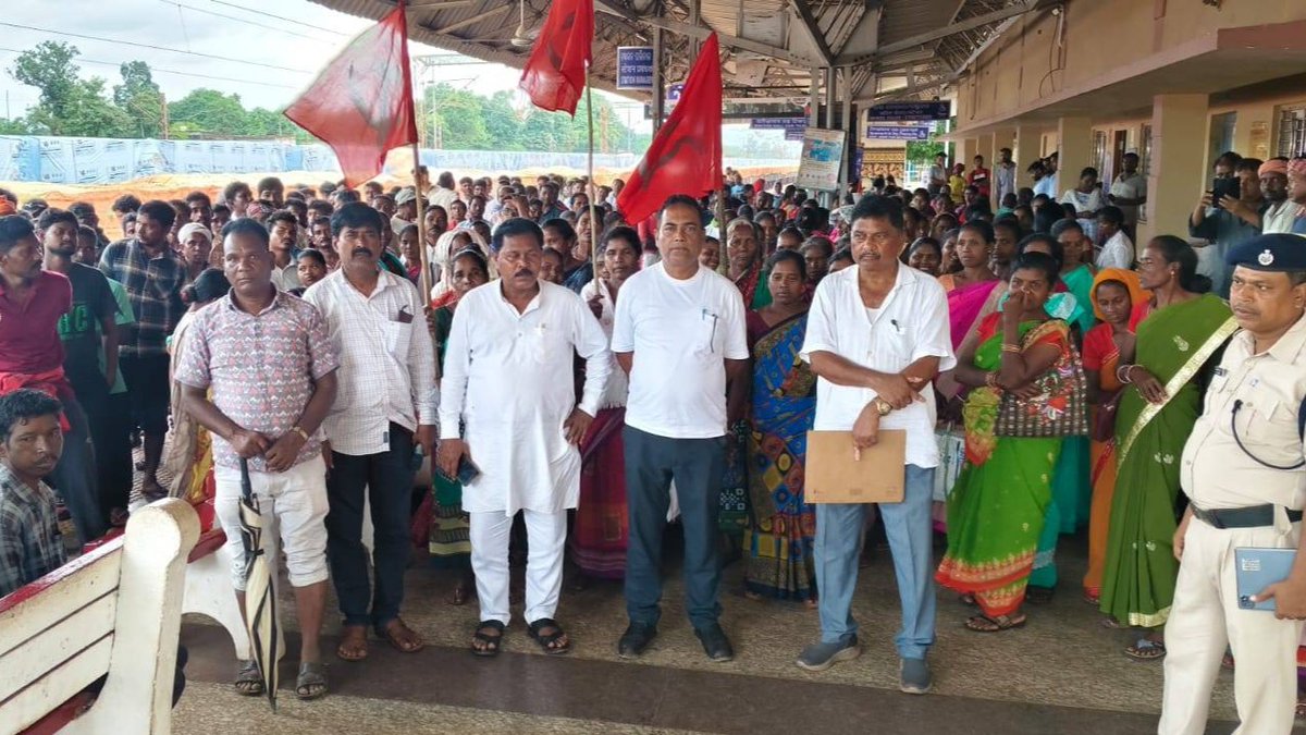 cpimspeak's tweet photo. Massive Protests in Koida Mining Belt Against Corporate Control of Odisha’s Mineral Resources

Thousands of mining workers and local tribal residents joined strike action, mass demonstrations, Rail Roko and economic blockade across the Koida mining belt in Odisha on September 24, protesting against the exploitation of workers and local communities and opposing the MMDR Amendment Act, 2026.

Led by CPI(M), CITU and the United Mines Mazdoor Union, workers organised economic blockades at the SAIL mine areas and railway sidings of Kalta, Taldihi, Barsua, Roxy, Patasahi, Bimlagarh and Rangra. Massive demonstrations and Rail Roko were held at Roxy and Patasahi, while NH-520 at Roxy was also blocked.

The protesters raised demands including work for all, substantial enhancement of minimum wages, decent living conditions, better basic facilities and protection of workers’ rights. They also opposed the MMDR Amendment Act, 2026, warning against the growing drive towards corporate control of Odisha’s mineral resources. CPI(M) State Secretariat member Pramod Kumar Samal, Bonai MLA Lakshman Munda, and CITU leader Pravat Kumar Panda were among those who addressed the protest gatherings.