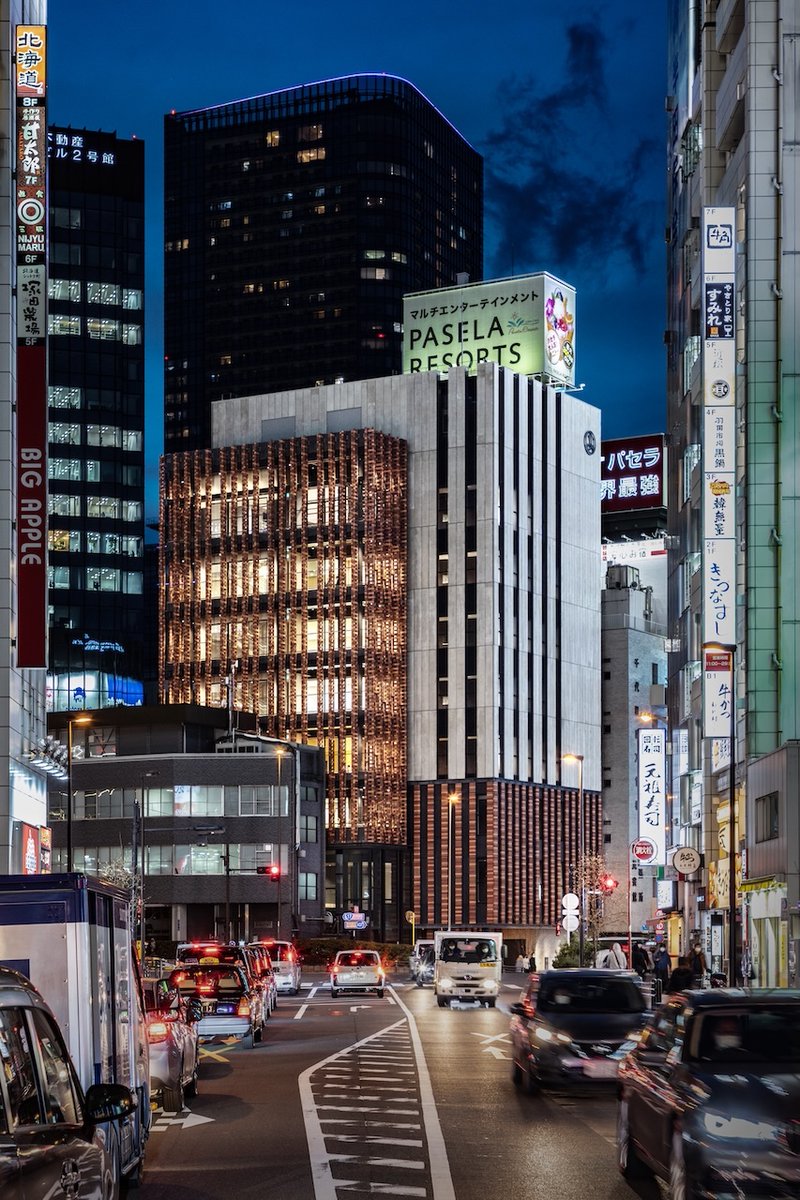 Architizer's tweet photo. #ProjectOfTheDay: Mansei Bashi Branch Office/Citizen Hall by NIKKEN SEKKEI LTD
A sculptural brick façade gives this Tokyo civic building its distinctive character, while its deep balconies create semi-outdoor spaces for the community. The brickwork also channels rainwater through the building for irrigation.
📍Chiyoda City, Japan
Photos by: SS Co Ltd
Details: https://t.co/9G3O5YQuvY