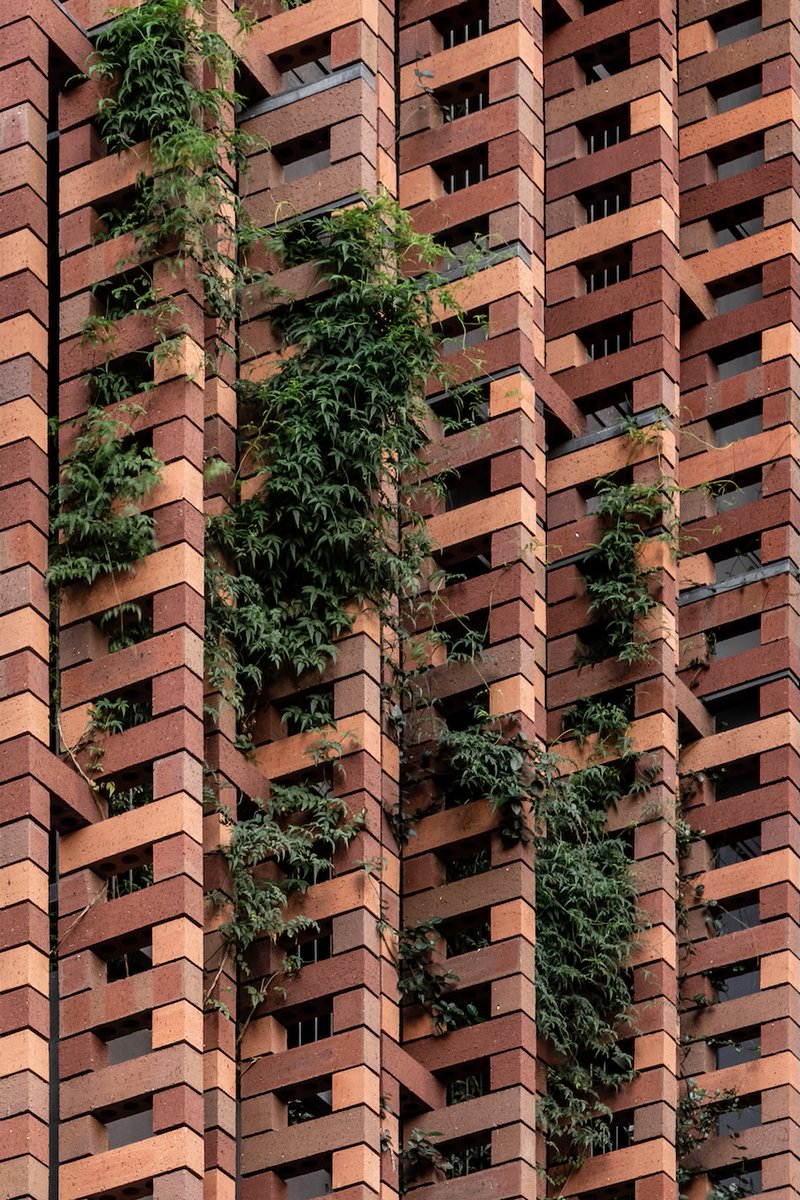 Architizer's tweet photo. #ProjectOfTheDay: Mansei Bashi Branch Office/Citizen Hall by NIKKEN SEKKEI LTD
A sculptural brick façade gives this Tokyo civic building its distinctive character, while its deep balconies create semi-outdoor spaces for the community. The brickwork also channels rainwater through the building for irrigation.
📍Chiyoda City, Japan
Photos by: SS Co Ltd
Details: https://t.co/9G3O5YQuvY