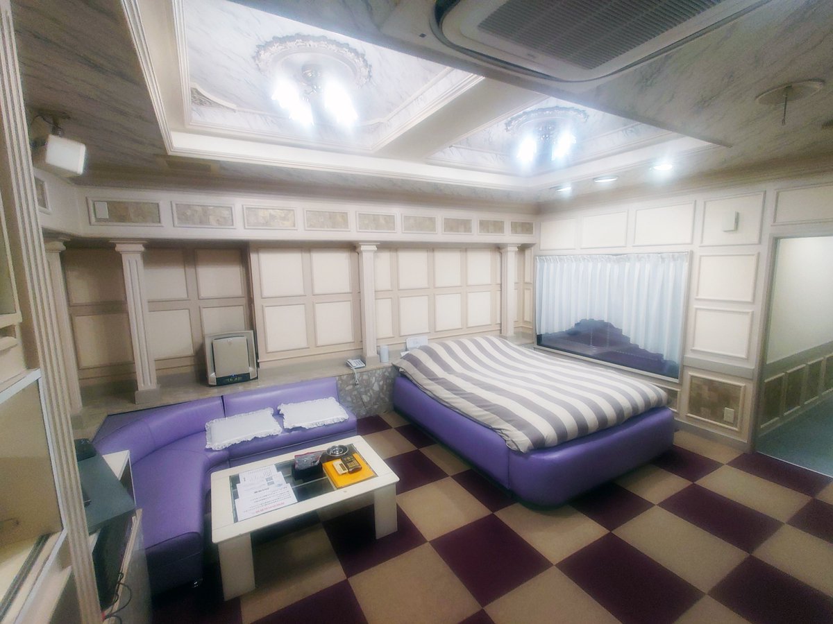 HOTEL_Fantasy_'s tweet photo. ２０５号室のご紹介
広めのお部屋と大きめのお風呂のお部屋となります。
ミニステージが特徴となっております。
皆様のご利用をお待ちしております。 https://t.co/P5rAzLgkSx