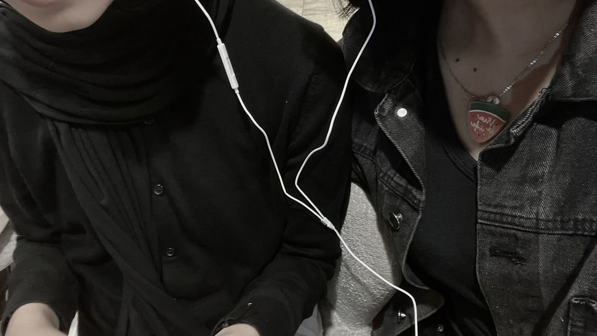 kaesayd's tweet photo. sharing earphones so we can listen to our favorites band together https://t.co/OZ3CYzymyQ