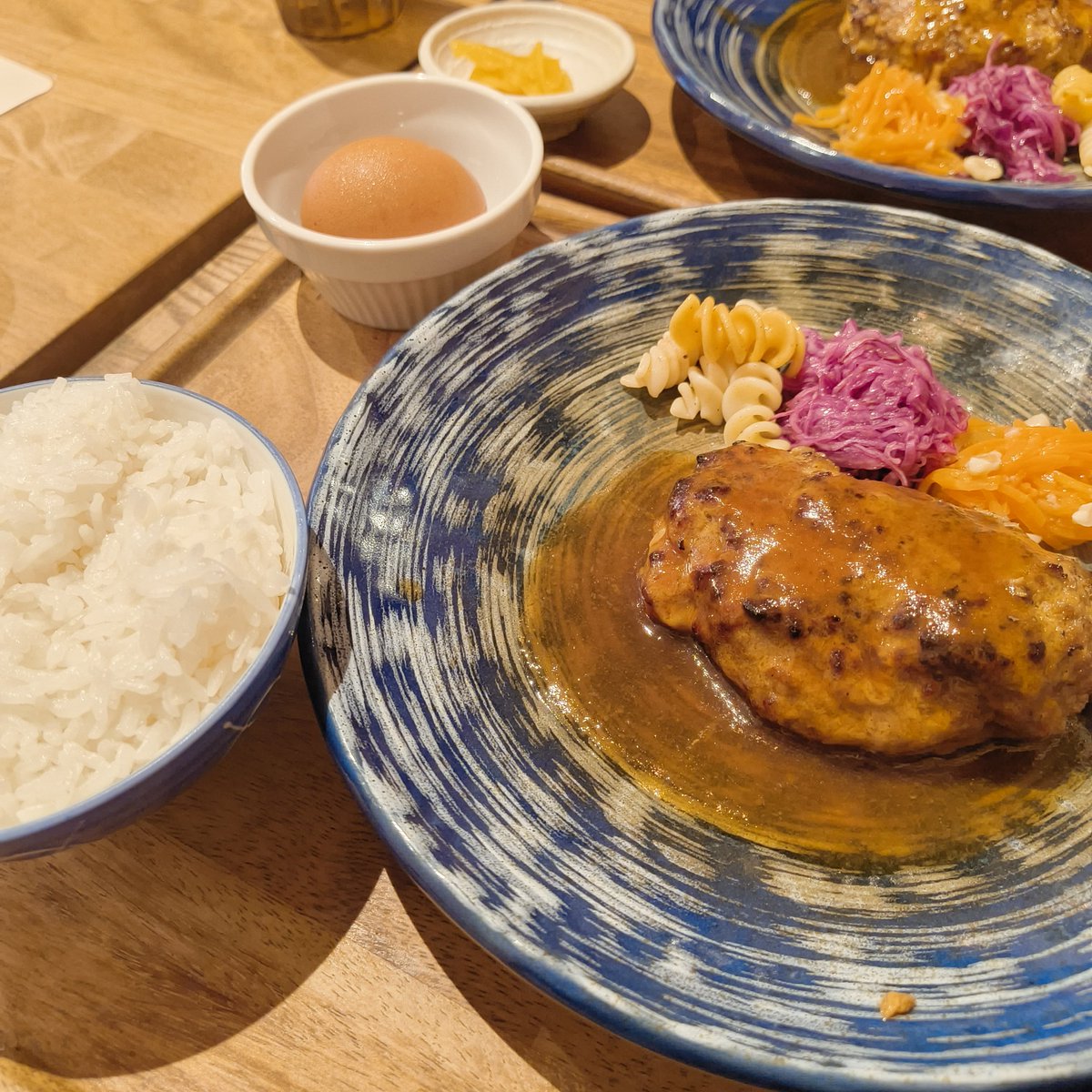 Paris75_8's tweet photo. 連休に食べたハンバーグ。限定のカレーと迷ったけど、初めてなので定番のトリコの究極ハンバーグ定食で。 #挽き肉のトリコ #ハンバーグ https://t.co/SlNhS9wViR