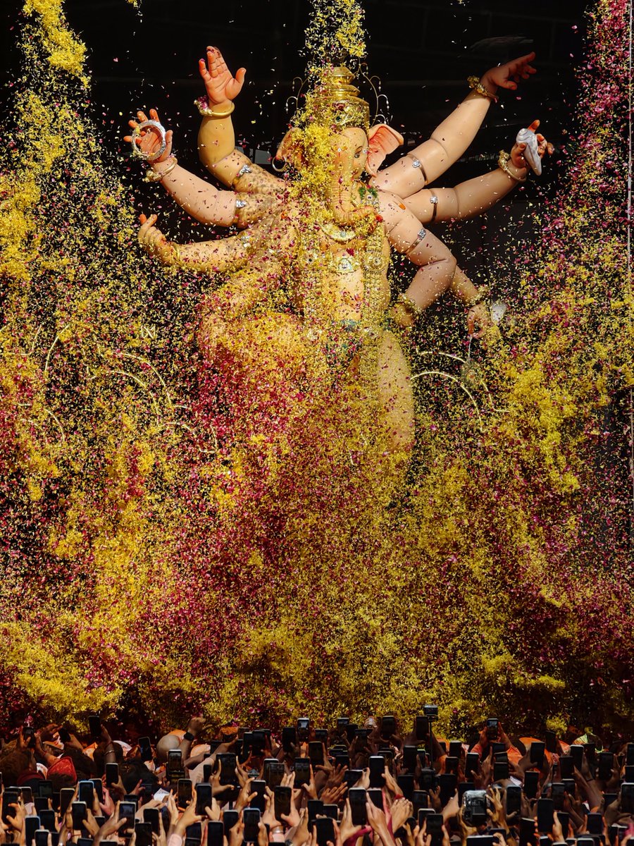 AudiPhotography's tweet photo. Mumbai cha Raja! 
One of the most incredible things I've witnessed. https://t.co/VRX3SFZYgT