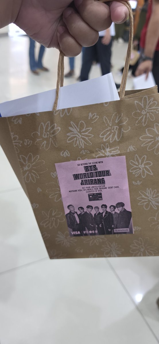 rnarJoonie1306's tweet photo. Saja je pegi time lunch break. Still ada nombor lagi. And Harini Maybank JBCS kasi goodies bag.. https://t.co/O6rOgvFyG9