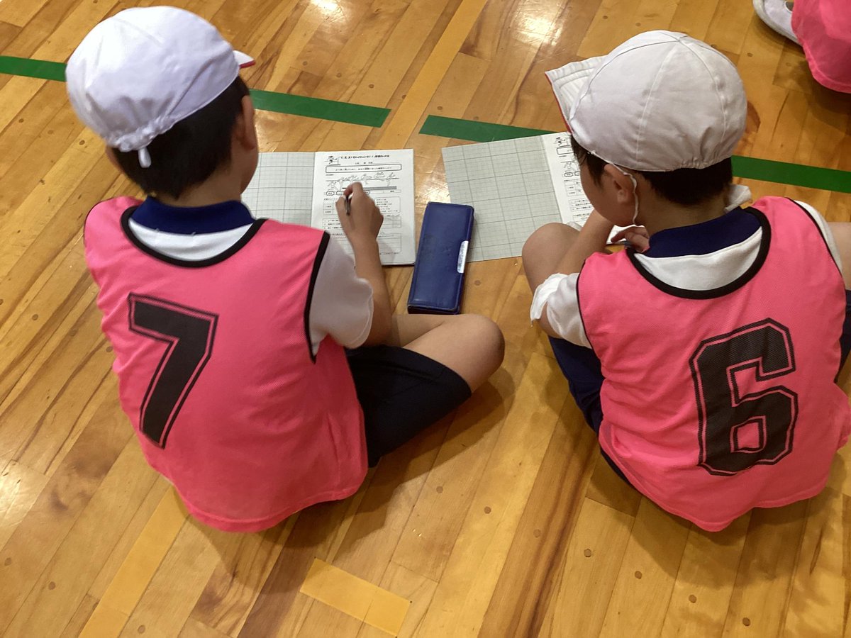k_oshimi_e's tweet photo. 9.17葛城市体育部会研究授業（4年）
4年生が、走・跳の運動「1、2、3でハイジャンプ！！」の領域の授業公開を行いました。本時の子どもたちのめあては、「より高く跳ぶために、自分の課題に合った練習をしよう。」です。 https://t.co/agX8g54GZd