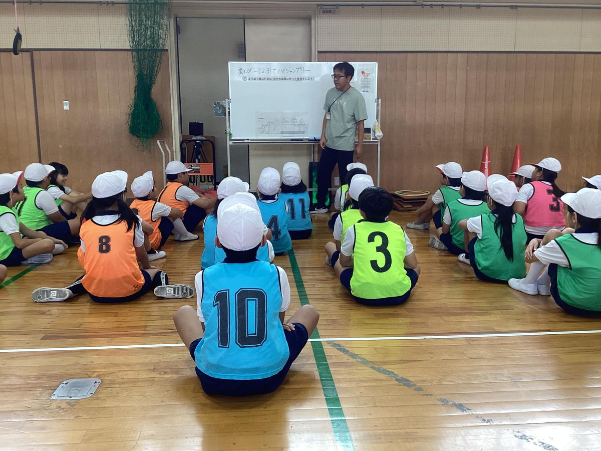 k_oshimi_e's tweet photo. 9.17葛城市体育部会研究授業（4年）
4年生が、走・跳の運動「1、2、3でハイジャンプ！！」の領域の授業公開を行いました。本時の子どもたちのめあては、「より高く跳ぶために、自分の課題に合った練習をしよう。」です。 https://t.co/agX8g54GZd