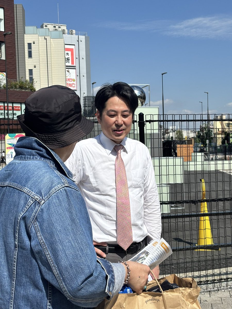 ochiaitakayuki's tweet photo. 【事務所より】
残暑の日差しを浴びながら、今日は下北沢駅中央口にて国政報告を行いました。先の国会で実現した政策や新党の政調会長に就任した旨、マイクを通してお伝えさせていただきました。地元の町会やイベントでご一緒した皆様とばったりお会いすることもでき、有意義な街頭演説会となりました。