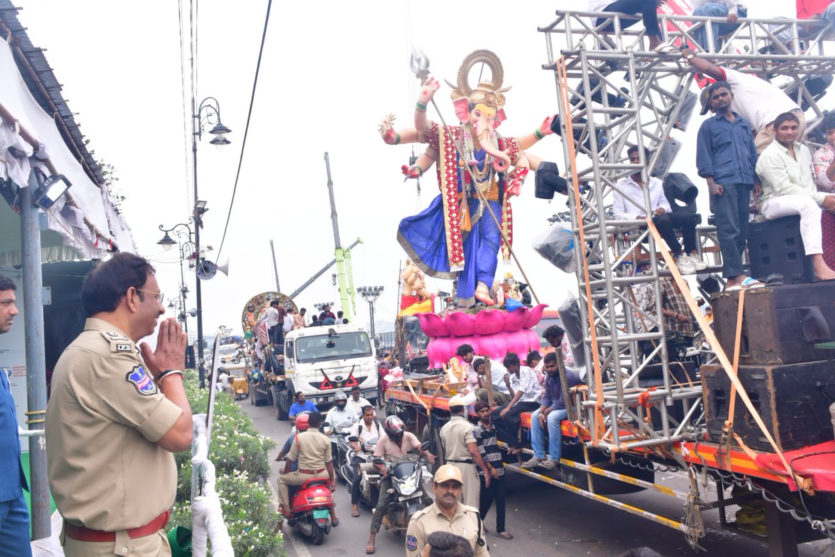 hydcitypolice's tweet photo. ట్యాంక్‌బండ్‌పై వినాయక విగ్రహాల నిమజ్జన ఏర్పాట్లను హైదరాబాద్‌ సీపీ వీసీ సజ్జనర్‌ పరిశీలించారు.

ఈ సందర్భంగా అక్కడ చేపట్టిన బందోబస్తు, భద్రతా ���ర్యలను  ఆయన సమీక్షించారు. https://t.co/5GtpcMjVv4