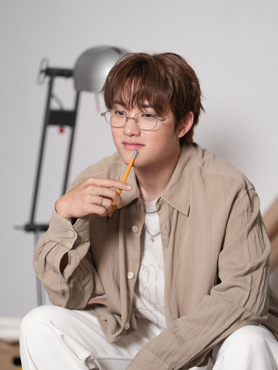 _kyungsooft's tweet photo. KYUNGSOO WITH SPECS WHAT THE FUCKKKK 😩😩😩 https://t.co/Ii7xwjQeym