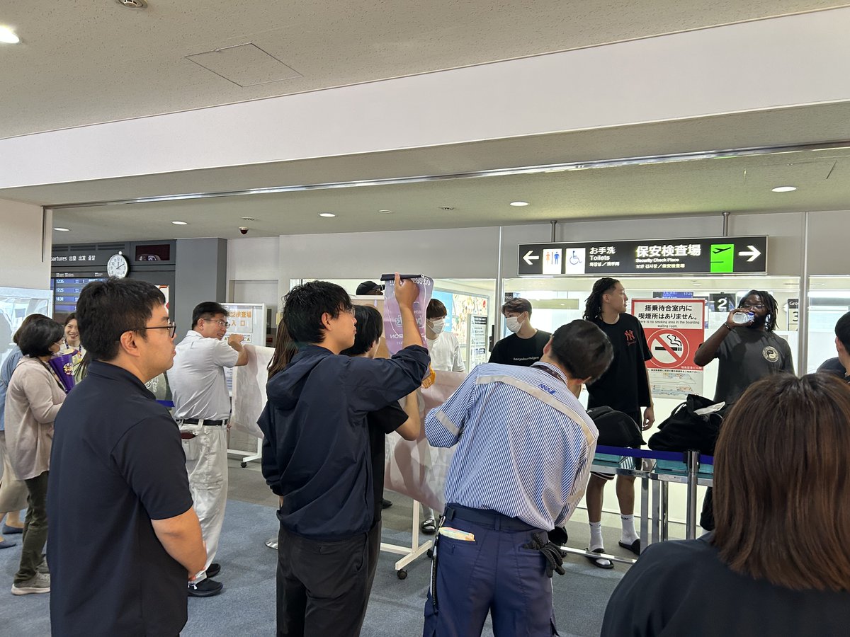 FKS_airport's tweet photo. 福島空港は #福島ファイヤーボンズ を応炎しています🔥
いよいよ新シーズンが開幕🏀
明日（9/26）の #バンビシャス奈良 との開幕戦のため、選手・スタッフが #福島空港 から出発🛫
スタッフ一同で、チームの皆さまをお見送りしました！
🏀Go! Go! Firebonds🏀 https://t.co/5MgCEBV9Oe
