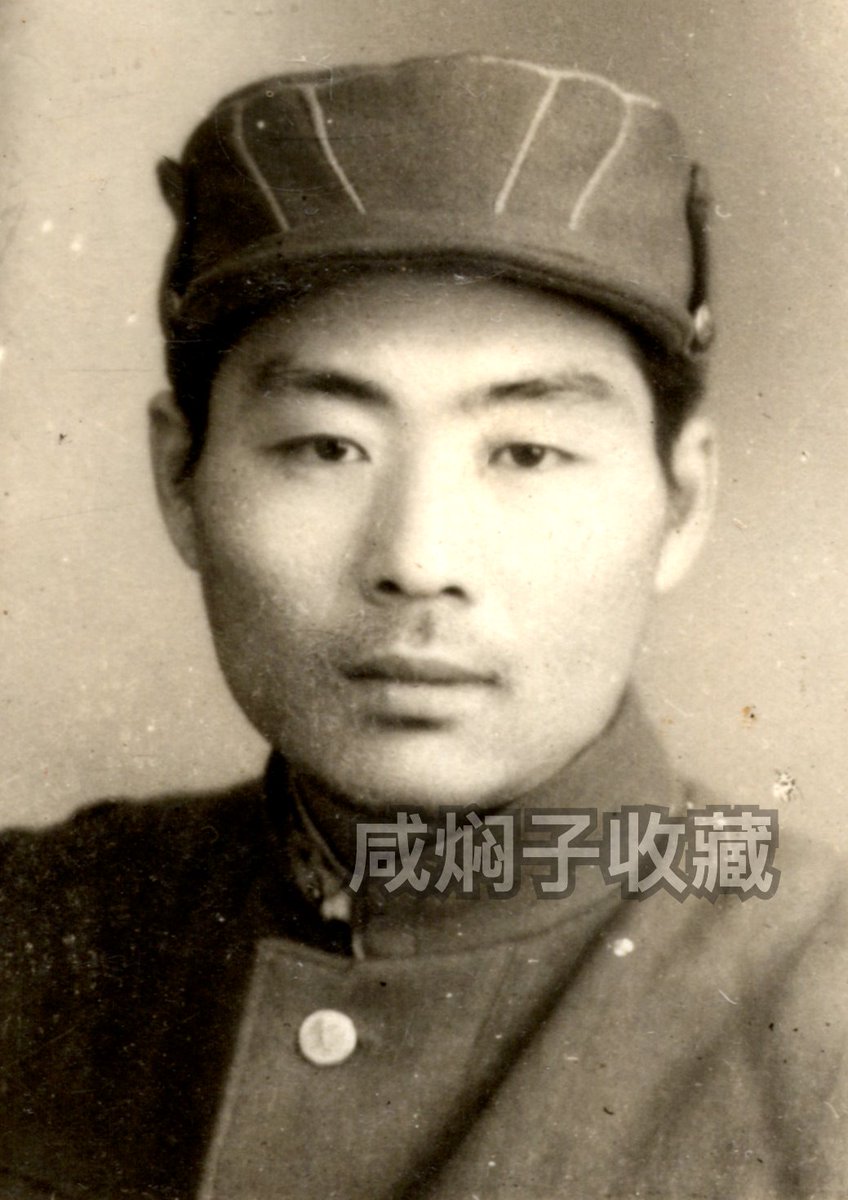 Samcheolli's tweet photo. 🇨🇳🇰🇵 People's Volunteer Army Officer's Portrait Photo (1950s)

Original undated wartime portrait photograph of Chinese People's Volunteer Army officer Wang Jinggao (王敬高) wearing a Korean People's Army officer's service uniform without insignia.

Many Chinese officers and soldiers of the People's Volunteer Army wore Korean People's Army uniforms during the early stages of the war, though this practice gradually faded as the war progressed. This photo was likely taken between the early to mid stages of the war.