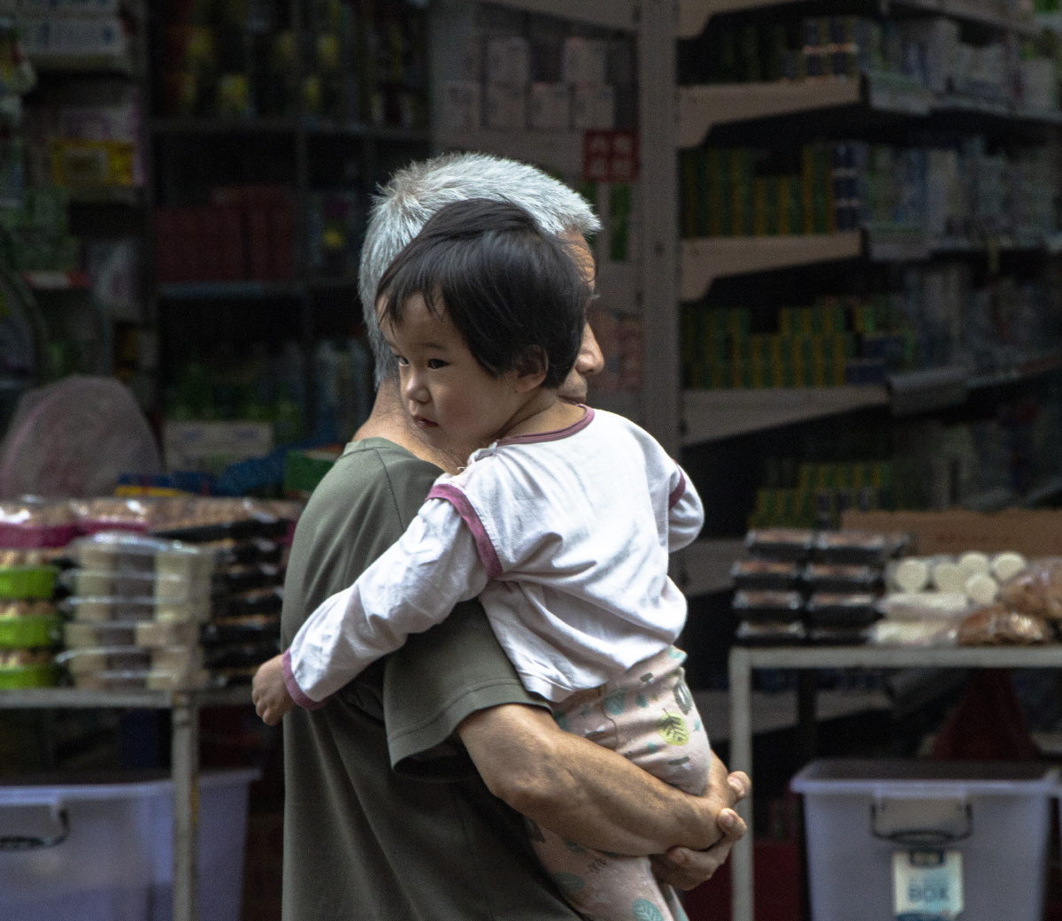 CasandraViw75's tweet photo. A stranger held the door for me when my hands were full with groceries u0026 a crying toddler. Small kindness that made my whole day brighter  #KindnessMatters https://t.co/Br0iQZT9F3