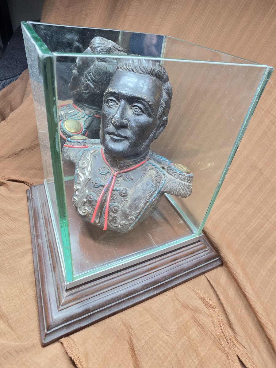 ElSalvadorBitc1's tweet photo. @nayibbukele era familiar de la familia de mi esposa  tenemos una estatua de sera q iso el bisabuelo o tatarabuelo creo de mi esposa https://t.co/qR2r0DxLLK