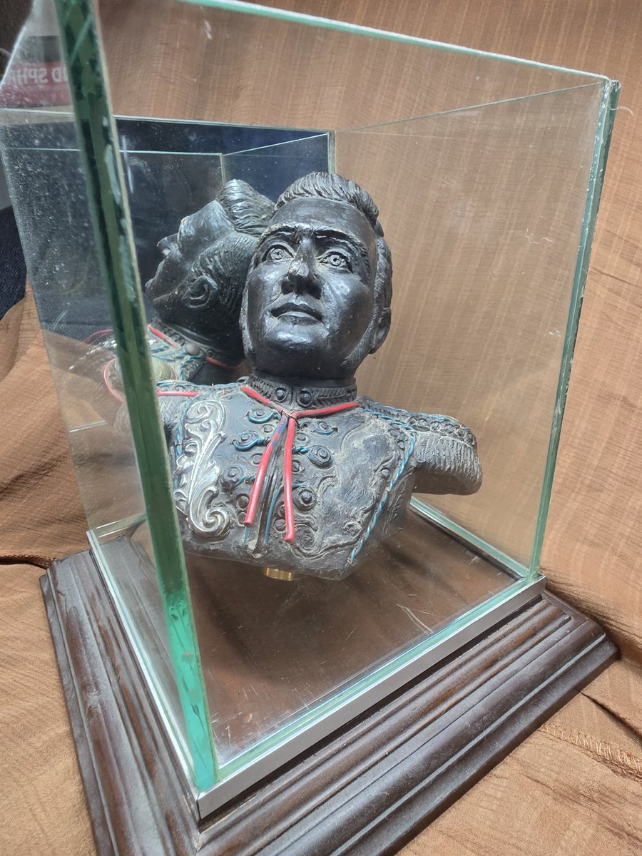 ElSalvadorBitc1's tweet photo. @nayibbukele era familiar de la familia de mi esposa  tenemos una estatua de sera q iso el bisabuelo o tatarabuelo creo de mi esposa https://t.co/qR2r0DxLLK