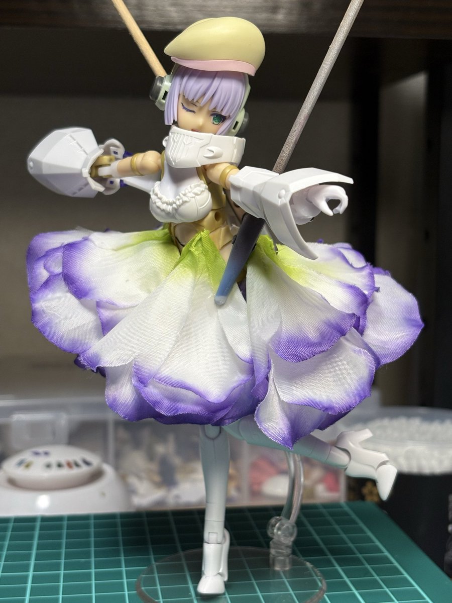 koma_kawa's tweet photo. #アイデアの勝利だと自負してるプラモ

100均の造花で作ったインナースカート
腰をひとまわりできる造花に、細かいサイズの造花を切って貼るだけで良い感じのシルエット爆誕 https://t.co/xB86sexu3h