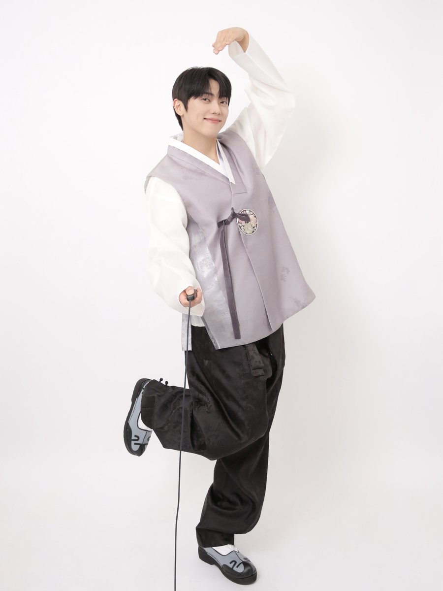 ONF_offcl's tweet photo. 민균 도령 등장하오💚

#온앤오프 #ONF
#민균 #MINKYUN https://t.co/SbY9YbEJOe