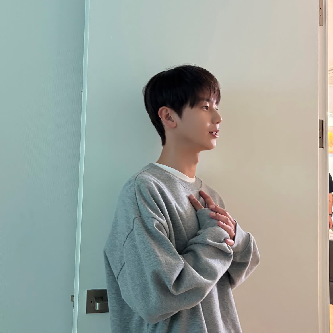 puuud_it's tweet photo. 김도민 @ do_min_it 인스타 게시물

9-10화 마지막 비하인드 안녕하세요!
우선 짧다면 짧고 길다면 길었던 우리 여름의 첫 번째 페이지
가 끝났습니다.

제가 사랑한 하절기라는 작품을, 은호를 놓지 말아주시고 두 번째 페이지를 팬 여러분과 함께 하고 싶습니다. 저희와 함께 있어주세요!

도현이와 은호, 인호와 도민이를 응원하고 사랑해 주셨던 모 든 분들께 진심으로 감사드립니다. 그리고 우리 감독님과 팀 하절기! 모든 스태프분들과 배우님들, 부족한 저를 잘 이끌어 주시고 늘 응원해 주셔서 감사했습니다.

더운 날 모두 고생 많으셨고, 함께해 주신 덕분에 무사히 마칠 수 있었습니다. 아쉬운 부분도 남지만, 많은 도움 속에서 배울 수 있어 하루하루가 정말 행복했습니다.

마지막으로 사랑하는 도현이, 우리 인호. 나랑 함께 해줘서 고 맙고, 내가 너에게 의지될 수 있는 사람이 되도록 노력할게!
.
.
사랑해!
이상 여은호 였습니다!