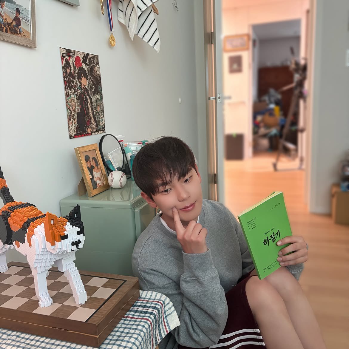 puuud_it's tweet photo. 김도민 @ do_min_it 인스타 게시물

9-10화 마지막 비하인드 안녕하세요!
우선 짧다면 짧고 길다면 길었던 우리 여름의 첫 번째 페이지
가 끝났습니다.

제가 사랑한 하절기라는 작품을, 은호를 놓지 말아주시고 두 번째 페이지를 팬 여러분과 함께 하고 싶습니다. 저희와 함께 있어주세요!

도현이와 은호, 인호와 도민이를 응원하고 사랑해 주셨던 모 든 분들께 진심으로 감사드립니다. 그리고 우리 감독님과 팀 하절기! 모든 스태프분들과 배우님들, 부족한 저를 잘 이끌어 주시고 늘 응원해 주셔서 감사했습니다.

더운 날 모두 고생 많으셨고, 함께해 주신 덕분에 무사히 마칠 수 있었습니다. 아쉬운 부분도 남지만, 많은 도움 속에서 배울 수 있어 하루하루가 정말 행복했습니다.

마지막으로 사랑하는 도현이, 우리 인호. 나랑 함께 해줘서 고 맙고, 내가 너에게 의지될 수 있는 사람이 되도록 노력할게!
.
.
사랑해!
이상 여은호 였습니다!