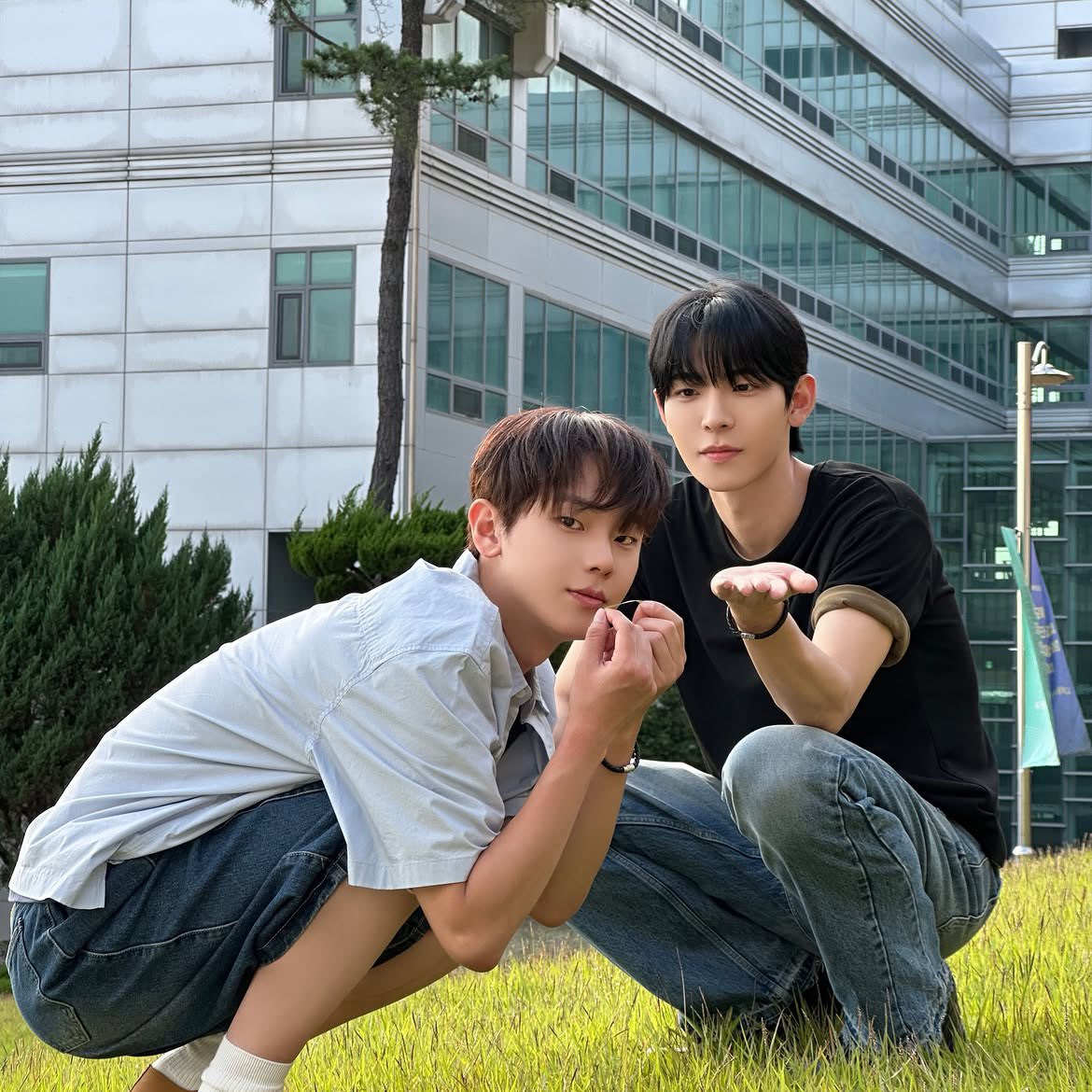 puuud_it's tweet photo. 김도민 @ do_min_it 인스타 게시물

9-10화 마지막 비하인드 안녕하세요!
우선 짧다면 짧고 길다면 길었던 우리 여름의 첫 번째 페이지
가 끝났습니다.

제가 사랑한 하절기라는 작품을, 은호를 놓지 말아주시고 두 번째 페이지를 팬 여러분과 함께 하고 싶습니다. 저희와 함께 있어주세요!

도현이와 은호, 인호와 도민이를 응원하고 사랑해 주셨던 모 든 분들께 진심으로 감사드립니다. 그리고 우리 감독님과 팀 하절기! 모든 스태프분들과 배우님들, 부족한 저를 잘 이끌어 주시고 늘 응원해 주셔서 감사했습니다.

더운 날 모두 고생 많으셨고, 함께해 주신 덕분에 무사히 마칠 수 있었습니다. 아쉬운 부분도 남지만, 많은 도움 속에서 배울 수 있어 하루하루가 정말 행복했습니다.

마지막으로 사랑하는 도현이, 우리 인호. 나랑 함께 해줘서 고 맙고, 내가 너에게 의지될 수 있는 사람이 되도록 노력할게!
.
.
사랑해!
이상 여은호 였습니다!