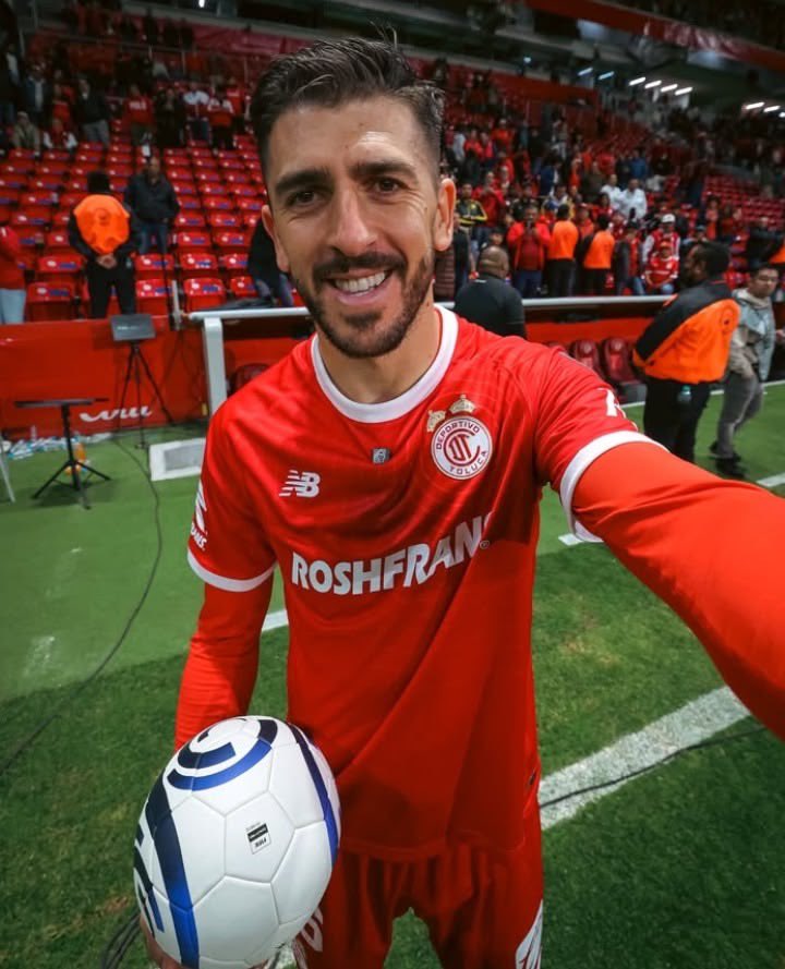 Parriagafutbol's tweet photo. 2-1, Doblete de este señor😐👈🏻 #diablostwitteros confirmen https://t.co/fY46PIAkPG