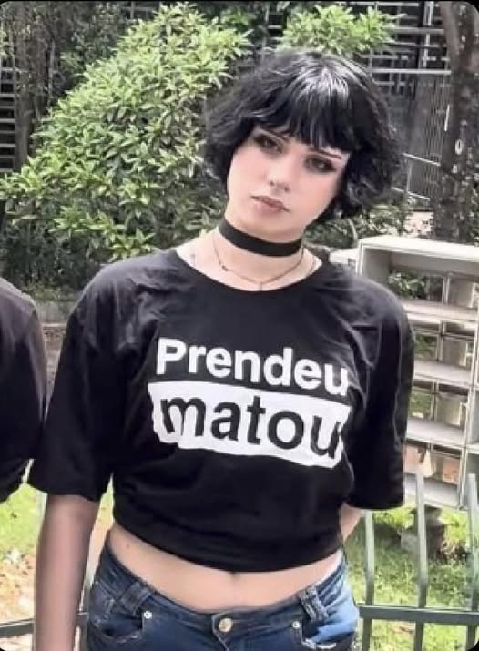 slopnewsofc's tweet photo. @Viinihitman @espectrocinza sim, porque ele sabe que a glenda é burra pra deixar evidencias de que ela esta alterando os prints com IA 

alterado vs original https://t.co/i9M88z3JuK