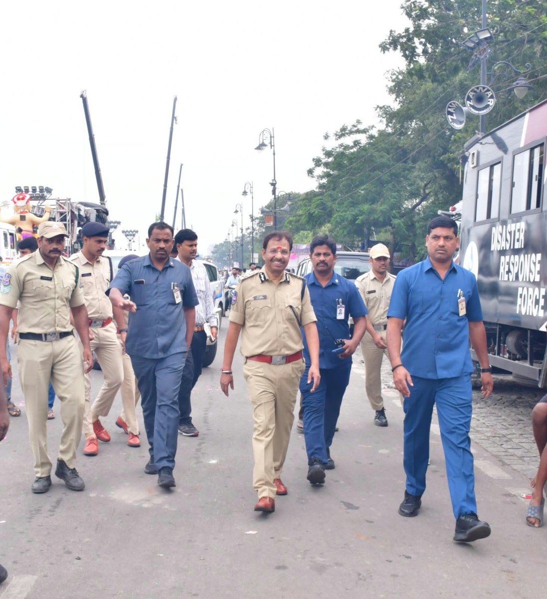 hydcitypolice's tweet photo. ట్యాంక్‌బండ్‌పై వినాయక విగ్రహాల నిమజ్జన ఏర్పాట్లను హైదరాబాద్‌ సీపీ వీసీ సజ్జనర్‌ పరిశీలించారు.

ఈ సందర్భంగా అక్కడ చేపట్టిన బందోబస్తు, భద్రతా ���ర్యలను  ఆయన సమీక్షించారు. https://t.co/5GtpcMjVv4