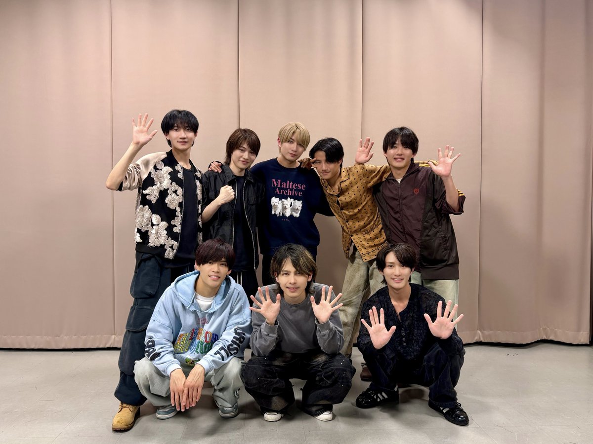 oricon's tweet photo. B&amp;ZAI、初レギュラーラジオ番組決定🎊
『バンザイしようぜ！～Ready for B&amp;ZAI～』 
JFN系列で10月スタート
⠀
念願のラジオ「この8人で、
長く長く続けていけるように頑張ります❗️｣
https://t.co/RN2fYwfSPf
⠀
第1回＆第2回は8人全員出演
バイオリン、サックス、ベースの生演奏も♬
⠀
#バンラジ https://t.co/8KSkMRTfvt