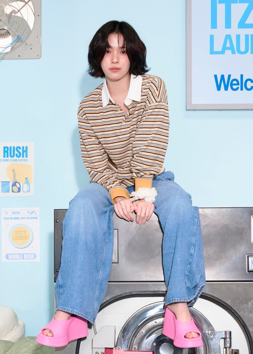 nongnoc_'s tweet photo. the way they've been dressing ryujin for these season greetings... maybe I'm not complaining https://t.co/poHt7XgoGX