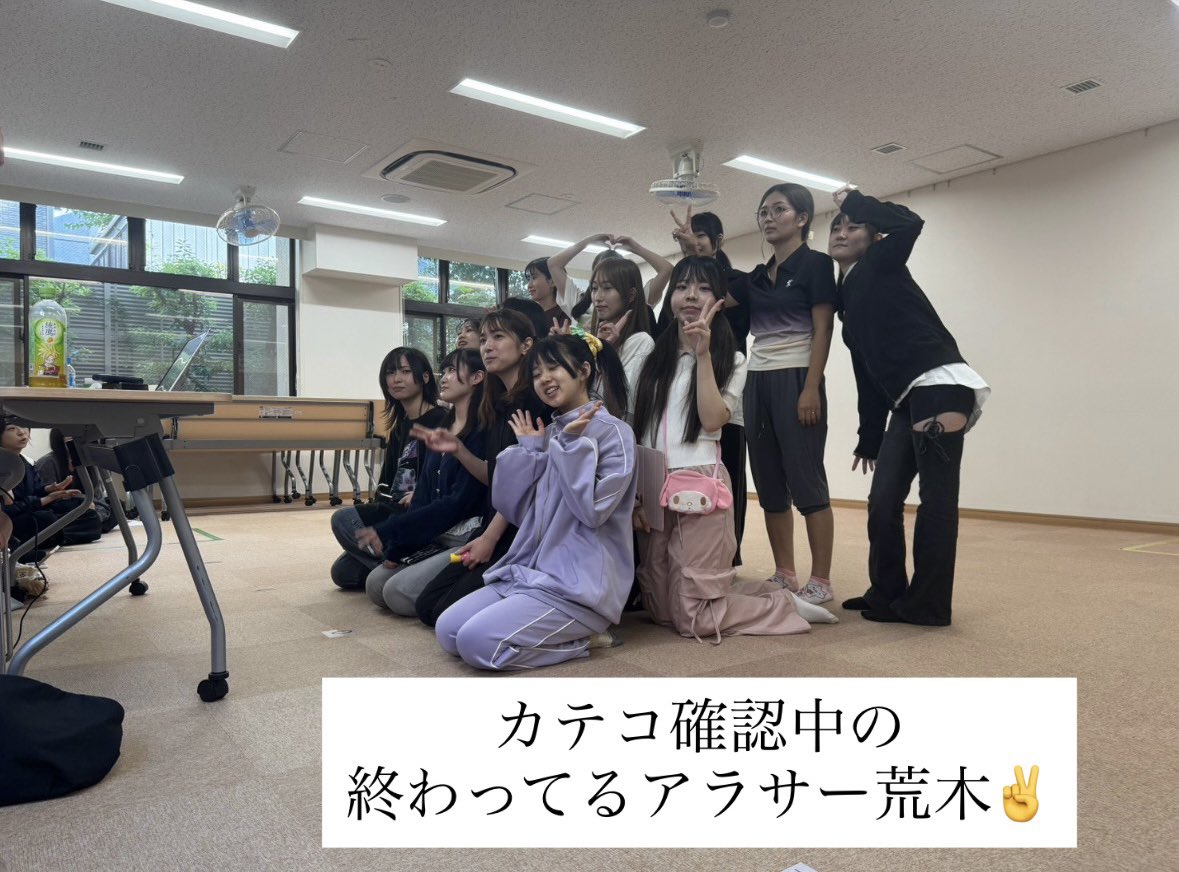 Araki_ha_kokoyo's tweet photo. #魔法少女辞めます🎀稽古場カメラお姉さんした

②すごい体勢の演出家幸奈さん、ツボ一緒でずっと笑ってる。フレッシュな子が多い現場で、演者本人の魅力を引き出してくれて、す��く幸せな事だなと思う

🎀チケットはサイトから
https://t.co/mfQZRUqBAD

🎀応援のし、セット
https://t.co/12Arn517Wx https://t.co/NfCSoywHwi