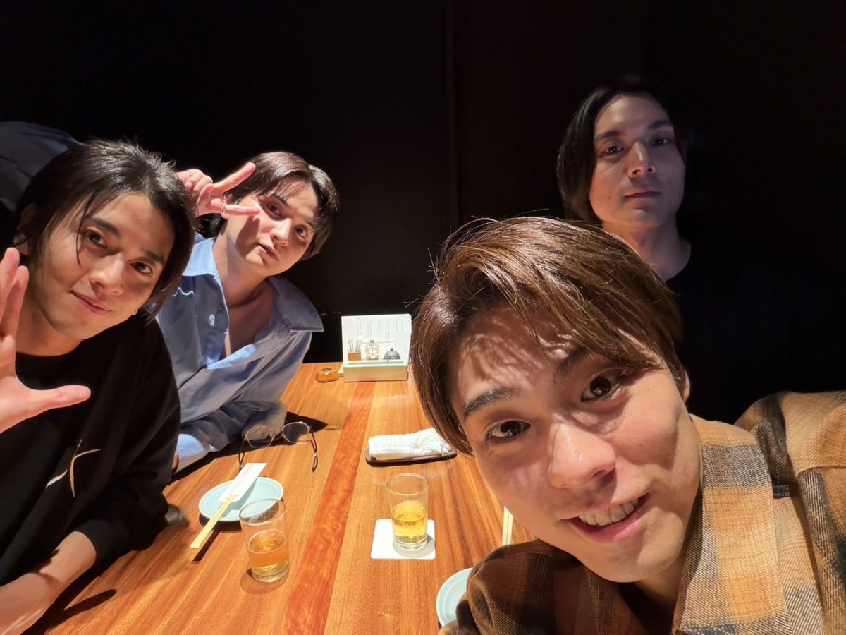 Hayato_Onozuka's tweet photo. 10年前と10年後。

先日ご飯食べてきました！
エグゼイド10周年！！
大人になったなと思いつつも結局話してるとあの時のままな空気感もあり。

最高の仲間達です☺️

#仮面ライダーエグゼイド
#エグゼイド10周年 https://t.co/RnZjXmRAyS