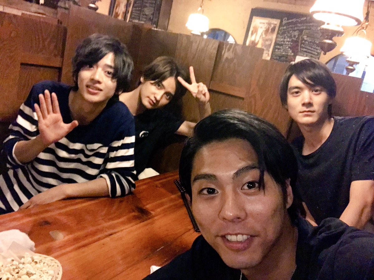 Hayato_Onozuka's tweet photo. 10年前と10年後。

先日ご飯食べてきました！
エグゼイド10周年！！
大人になったなと思いつつも結局話してるとあの時のままな空気感もあり。

最高の仲間達です☺️

#仮面ライダーエグゼイド
#エグゼイド10周年 https://t.co/RnZjXmRAyS