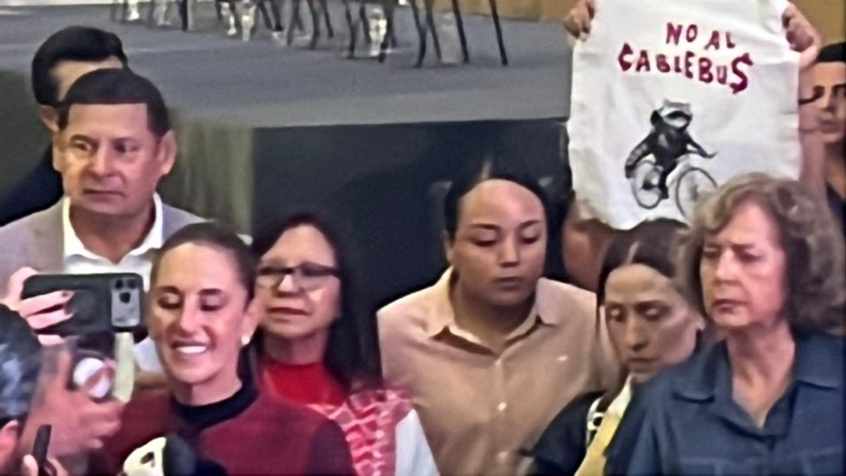 rynram's tweet photo. Y miren está joya que lograron capturar nuestros colegas de @contramascaras, un medio independiente de 3 jóvenes talentos en Puebla.
La cara del gobernador @armentapuebla_ porque se le coló una ciudadana del movimiento contra el millonario cablebus q construye. Hoy en el evento de la presidenta @claudiashein
