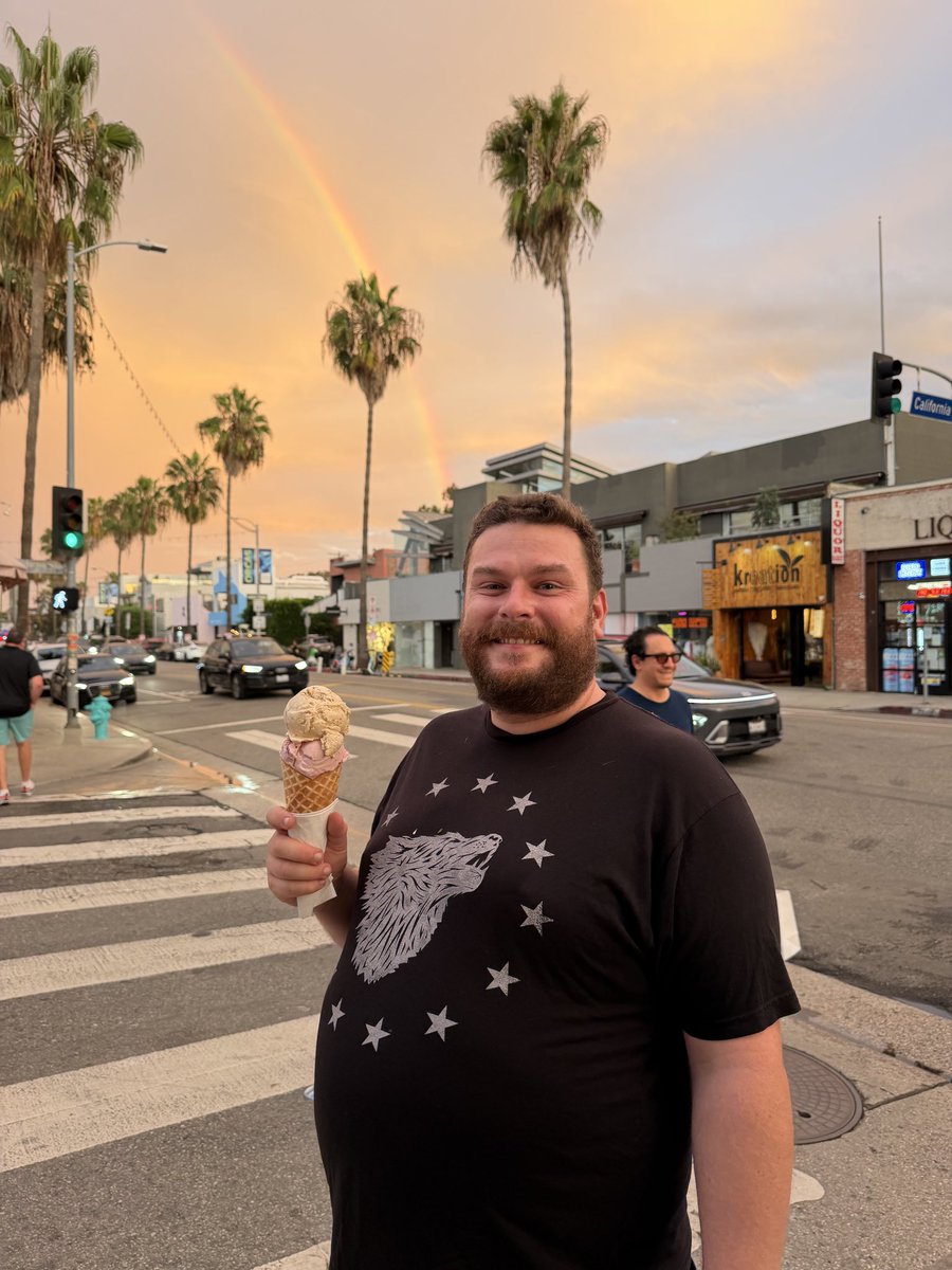 bigeasy_j's tweet photo. 🍦🌈 https://t.co/hJi0RLwfVF