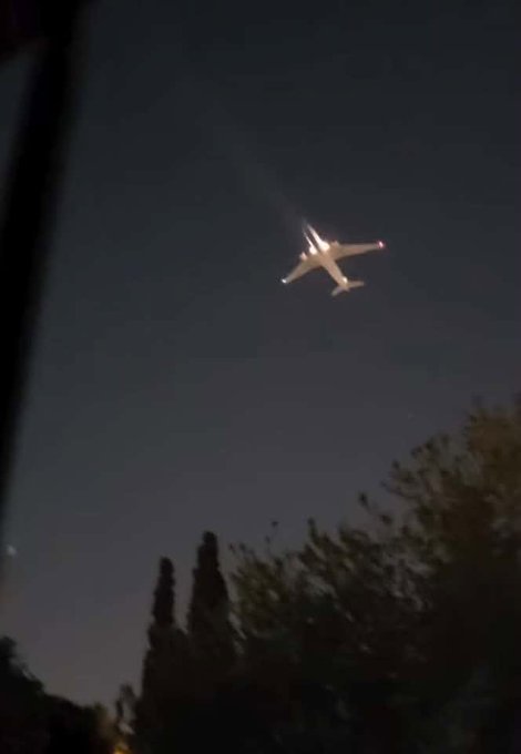 therealbuni's tweet photo. En buenos Aires, un avion que iba a Madrid tuvo una falla y le exploto un motor en pleno vuelo

Dicen que se escucho fuertisimo

El avion ya aterrizó en ezeiza y estan a salvo https://t.co/LVvZRPGyuJ