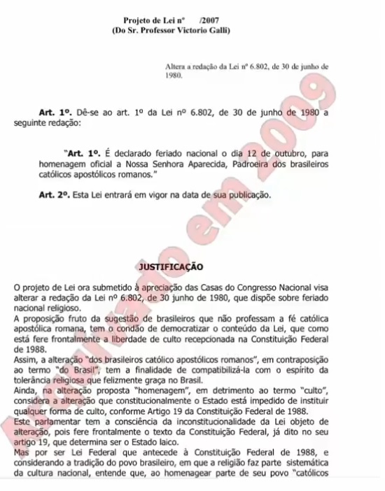 RuellesEvandro's tweet photo. Flávio Bolsonaro, juntamente com a bancada evangélica da Câmara, articula nos bastidores o desarquivamento do PL 2623/2007 (Abaixo) para revogar o título de padroeira do Brasil de Nossa Senhora Aparecida. 

Esse projeto é do ex-deputado e pastor Victório Galli, que pertence à igreja Assembleia de Deus. 
Ele é amigo íntimo da família Bolsonaro e apoiador de Flávio Bolsonaro. 
Victório Galli foi nomeado assessor especial da Presidência da República no início do mandato de Jair Bolsonaro, em janeiro de 2019. 
Ele assumiu a função logo após não conseguir se reeleger como deputado federal nas eleições de 2018. 

O pastor Victório Galli foi condenado a pagar R$ 100 mil por ofensas à população LGBTI (lésbicas, gays, bissexuais, transexuais e intersexos). 

Ele odeia os católicos e o Estado laico.