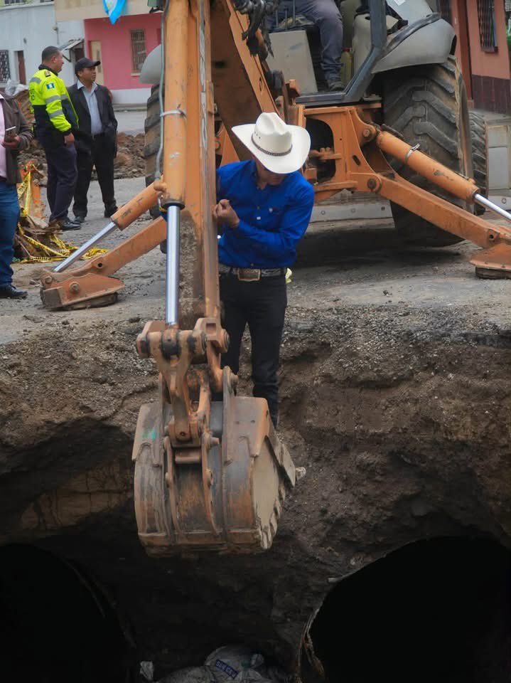 netobran's tweet photo. Hoy seguimos atendiendo de manera inmediata y eficiente la emergencia de los socavamientos de la Pablo VI Z7 de #Mixco https://t.co/VeaFPg0BAp
