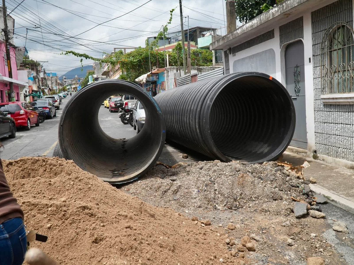 netobran's tweet photo. Hoy seguimos atendiendo de manera inmediata y eficiente la emergencia de los socavamientos de la Pablo VI Z7 de #Mixco https://t.co/VeaFPg0BAp