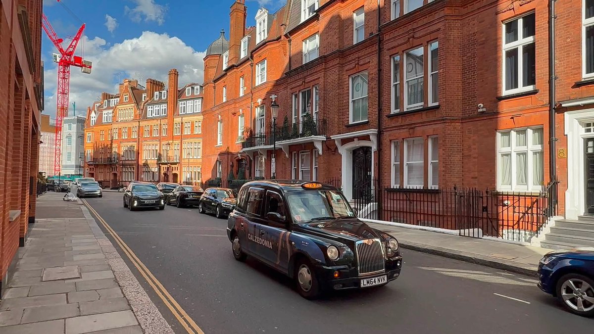 John_T_Rayevsky's tweet photo. Good morning! London is the city where even the humor speaks with a British accent. 🇬🇧

#GoodMorning #London #BritishHumor #HaveAGreatDay https://t.co/InAlUcc3wQ