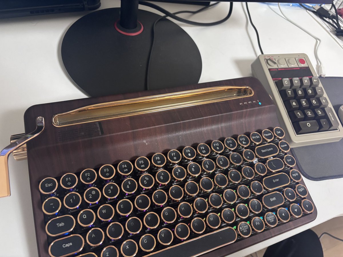 SaidamanZ3's tweet photo. 見た目以���の全てをかなぐり捨てたキーボード買った
テンキーついてなかったからテンキーも買った https://t.co/FLFjjM8Dpu