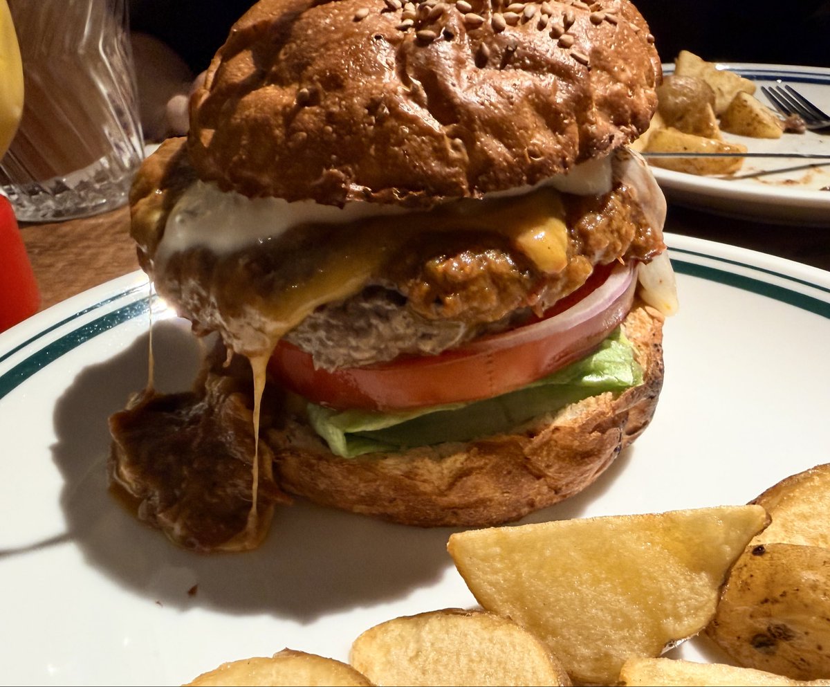 ASTOLOR_CoLtd's tweet photo. 久しぶりに東口のハンバーガーを食べてきました🍔
カレーチーズバーガーにしましたが、やはり美味しい！！
カリッとしたバンズに溢れ出る肉の旨み！
食べ応え抜群です！！

気合い入りました！午後からも頑張りましょう🔥
 #ハンバーガー  #ChillaxBurgers  #池袋 https://t.co/PcNrXNuwl5