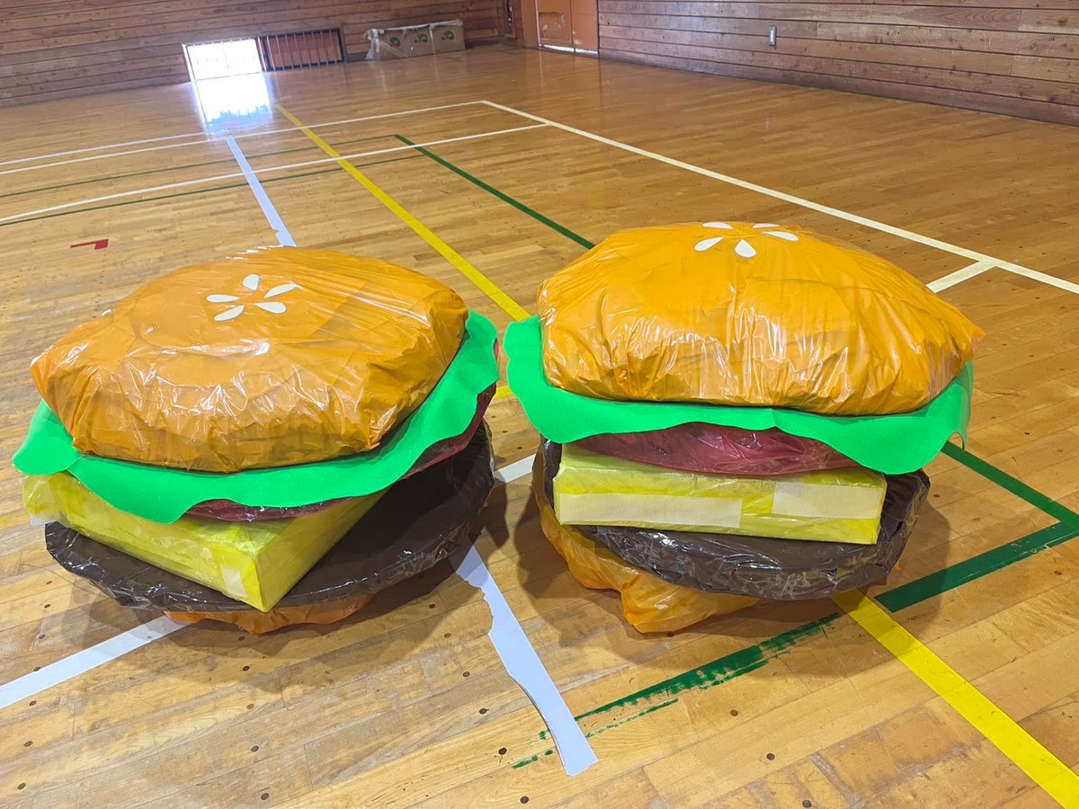 kspocket's tweet photo. お疲れさまです🙂‍↕️

運動会の中で子どもたちが作る巨大ハンバーガー🍔
中秋の名月ということでだんだんお月見ハンバーガーに見えてきました🤣

華金だぁ！✨️
午後も頑張りましょ~！💪

#企業公式秋のフォロー祭り
#企業公式相互フォロー
#企業公式つぶやき部 https://t.co/sD4tgjJNyl