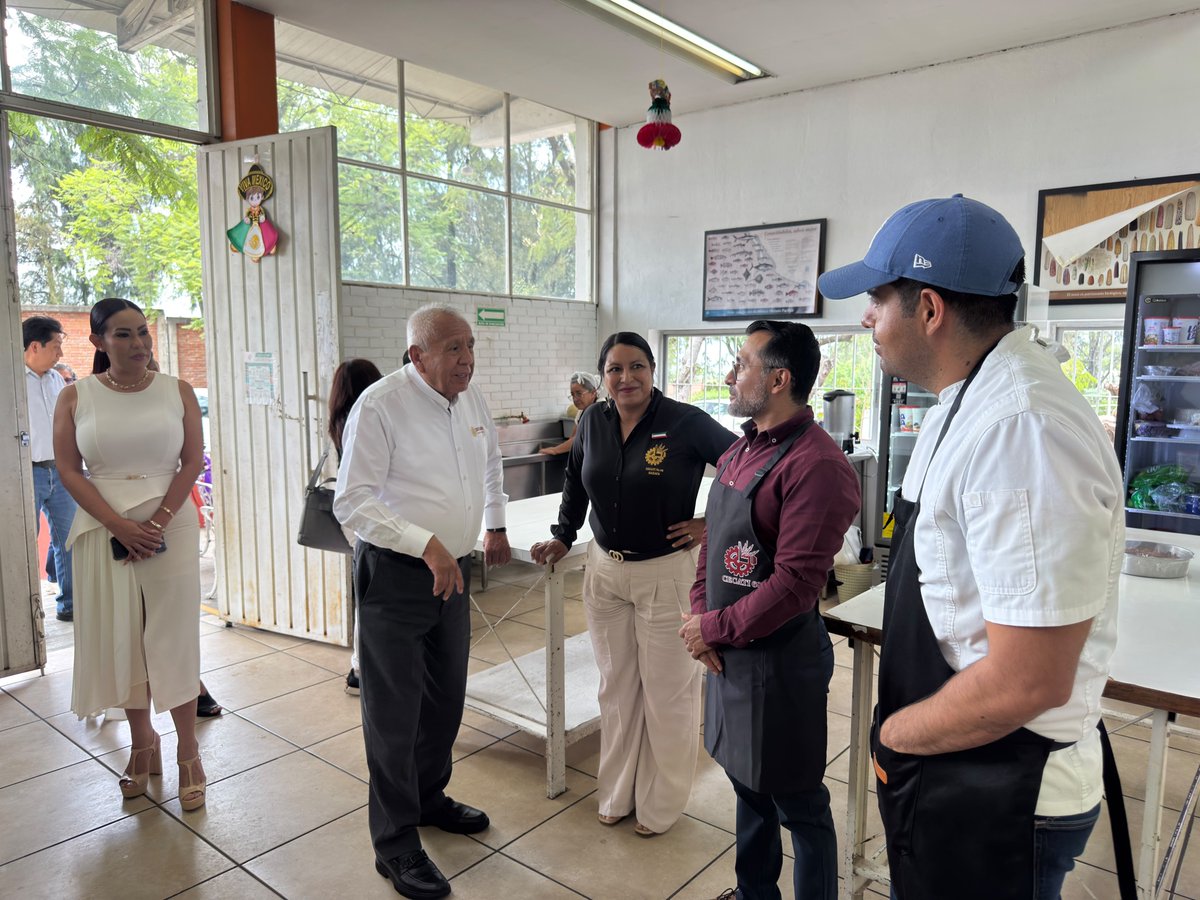fgymexico's tweet photo. 📍 Concluimos con la gira de trabajo tras recorrer la totalidad de los 6 planteles CECATI del estado de Oaxaca, cerrando con la visita de supervisión al CECATI 68.

​🛠️ Caminar por sus múltiples especialidades y talleres nos demuestra el enorme talento que se forma día a día en nuestras aulas.

​🗣️ Mantener un diálogo directo y franco con nuestra comunidad escolar, escuchando de viva voz sus necesidades y propuestas, es la base para fortalecer nuestra institución desde el territorio.

​🤝 Con la capacitación de excelencia, estoy convencido de que es la mejor herramienta para transformar vidas y abrir nuevas oportunidades de empleo y emprendimiento para las y los oaxaqueños.

​#Oaxaca #CECATI #DGCFT #FormaciónParaElTrabajo #Educación #SEP #TrabajoEnTerritorio #OrgulloCECATI