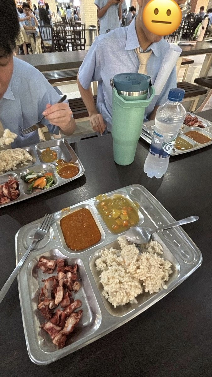 Blumpye's tweet photo. Lunch break 😐😅 https://t.co/EQrj7pJQYy